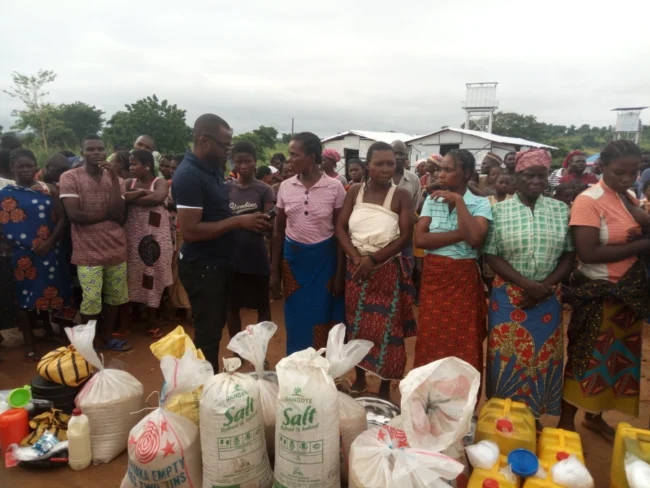 TWIAF Distributing Food Items and Other Trading Wares to IDPs at Daudu Camp in Benue State