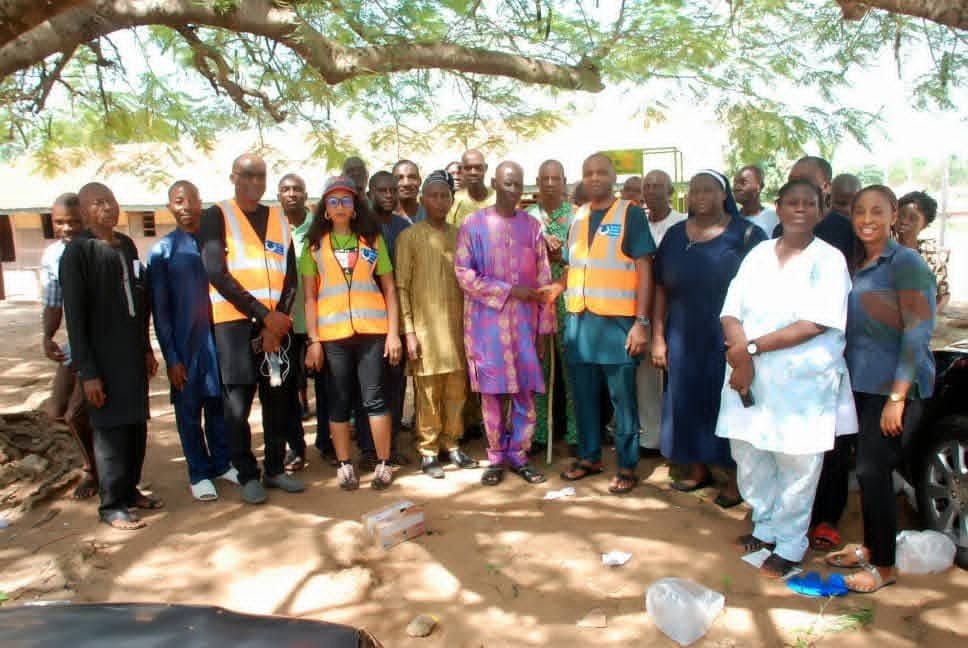 The World In Action Foundation TWIAF - Desk Project to IDP School in Daudu x1 (10)