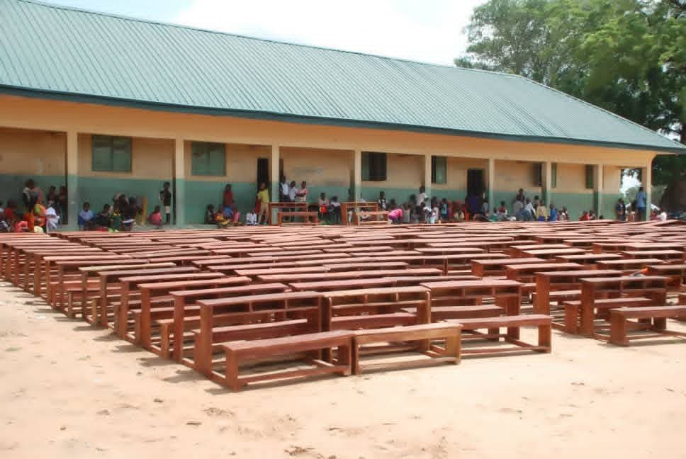 The World In Action Foundation TWIAF - Desk Project to IDP School in Daudu x1 (4)