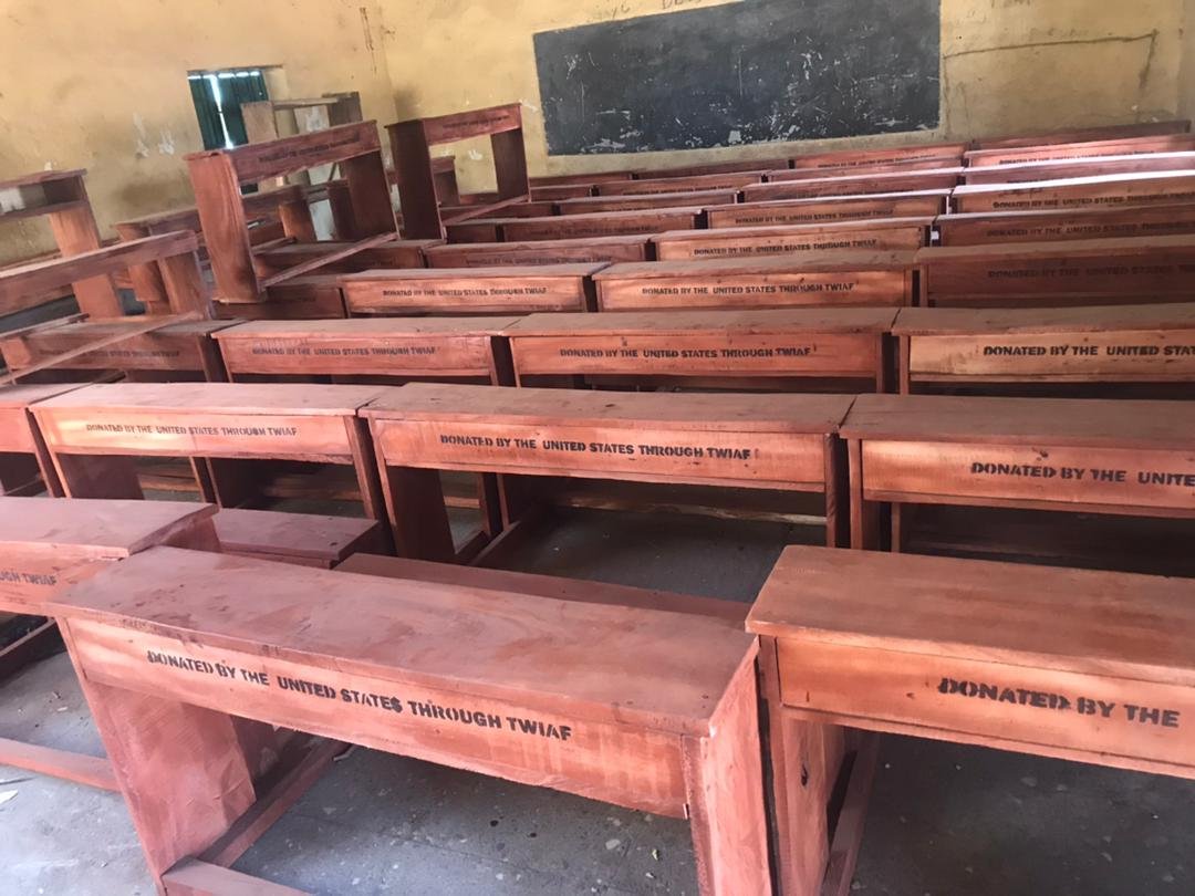 The World In Action Foundation TWIAF - Desk Project to IDP School in Daudu x1 (7)